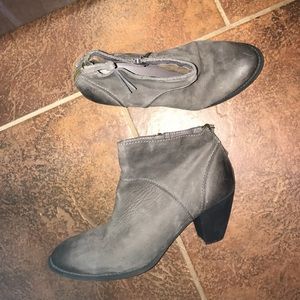 Tesori Size 13 Grey Leather Ankle Boots